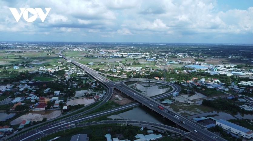 Expressways and ring roads are gradually being connected; in the photo, the Ben Luc–Long Thanh Expressway links National Highways 50 and 51