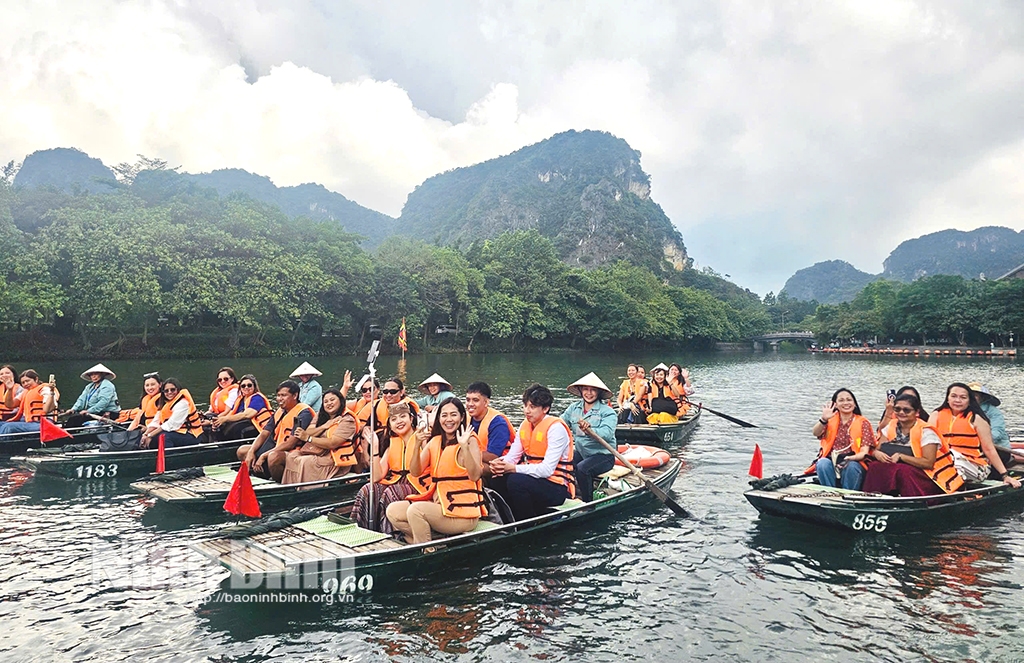 Famtrip delegation visits Trang An Eco Tourism Complex. (Image source: baoninhbinh.org.vn)