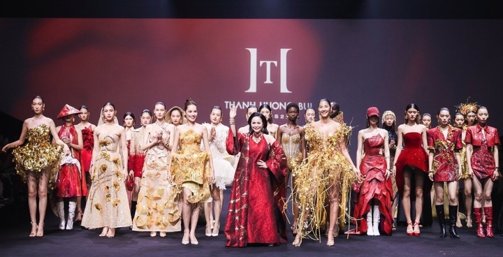 Designer Thanh Huong Bui makes her mark at SFW SS26 on October 13 with her latest collection, “Manifeste,” showcasing Truc Chi, a traditional Vietnamese paper art form that brings the essence of Vietnamese culture to the global stage.