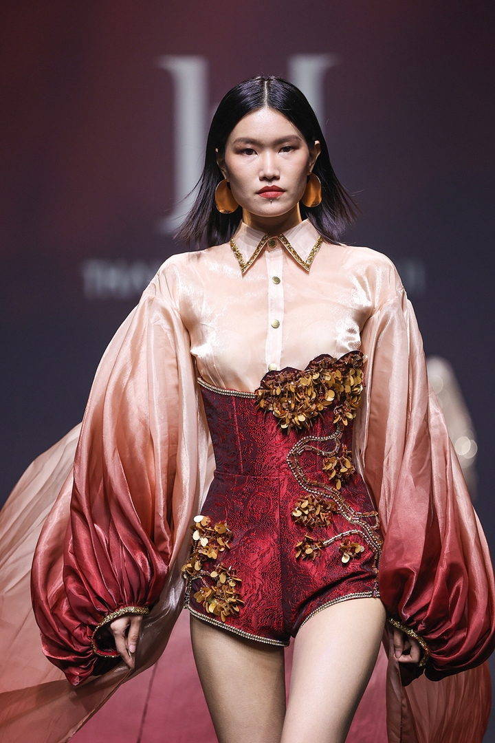 Shanghai Fashion Week’s (SHFW) Spring/Summer 2026 edition features an expanded line-up of global names alongside homegrown labels. Running from October 9 to 16, this season comprises more than 100 shows, slightly exceeding last year’s figure.
