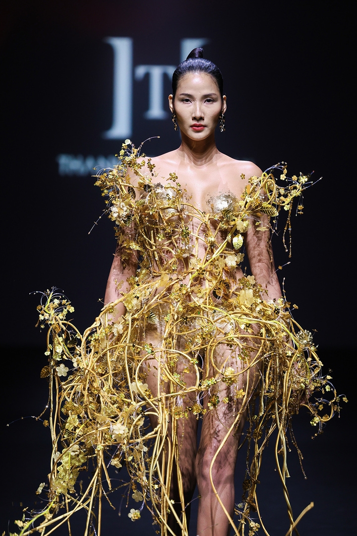 Hoang Thuy, the first runner-up of Miss Universe Vietnam 2017, serves as vedette of the fashion show.