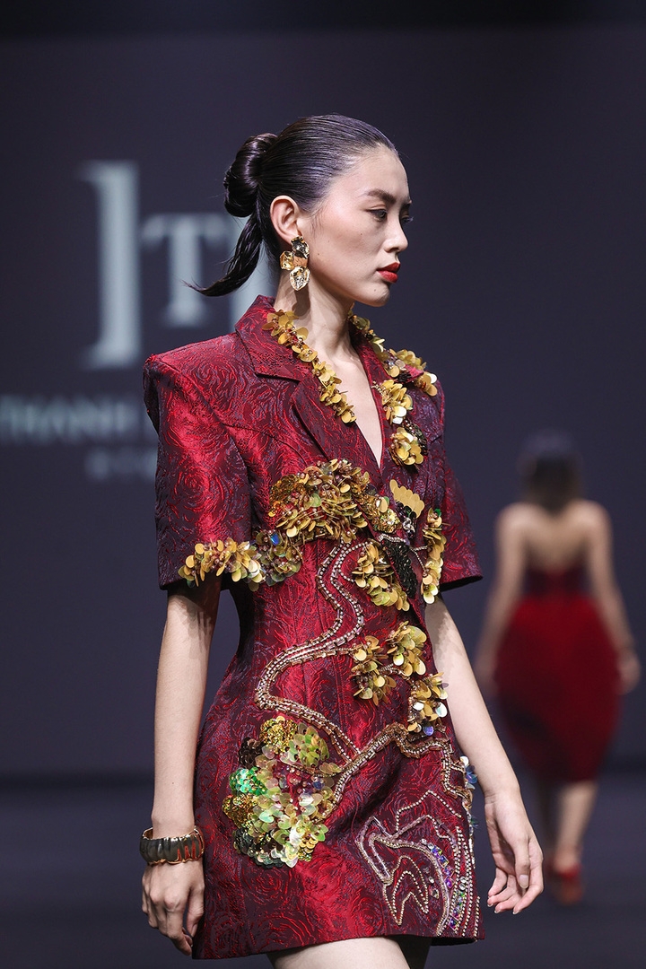 The collection features a colour palette of gold, red, and black, symbolising women’s elegance, as well as prosperity and passion.