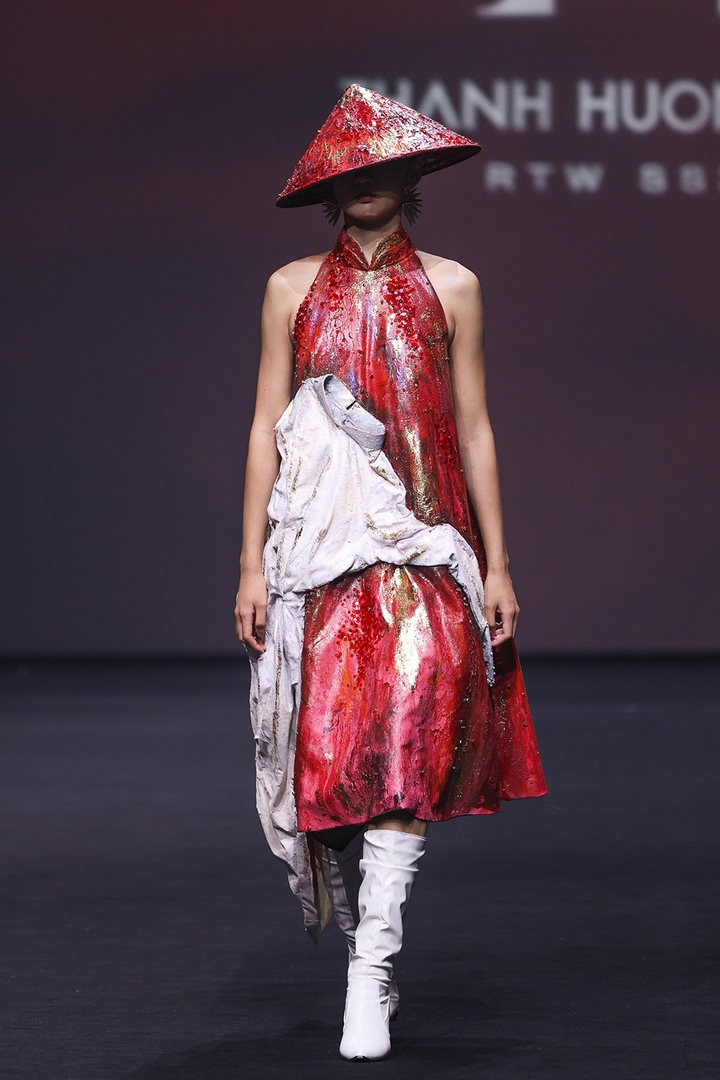 The outfit featuring Ao Dai (traditional long dress) on a lacquer painting background draws attention of international audiences.