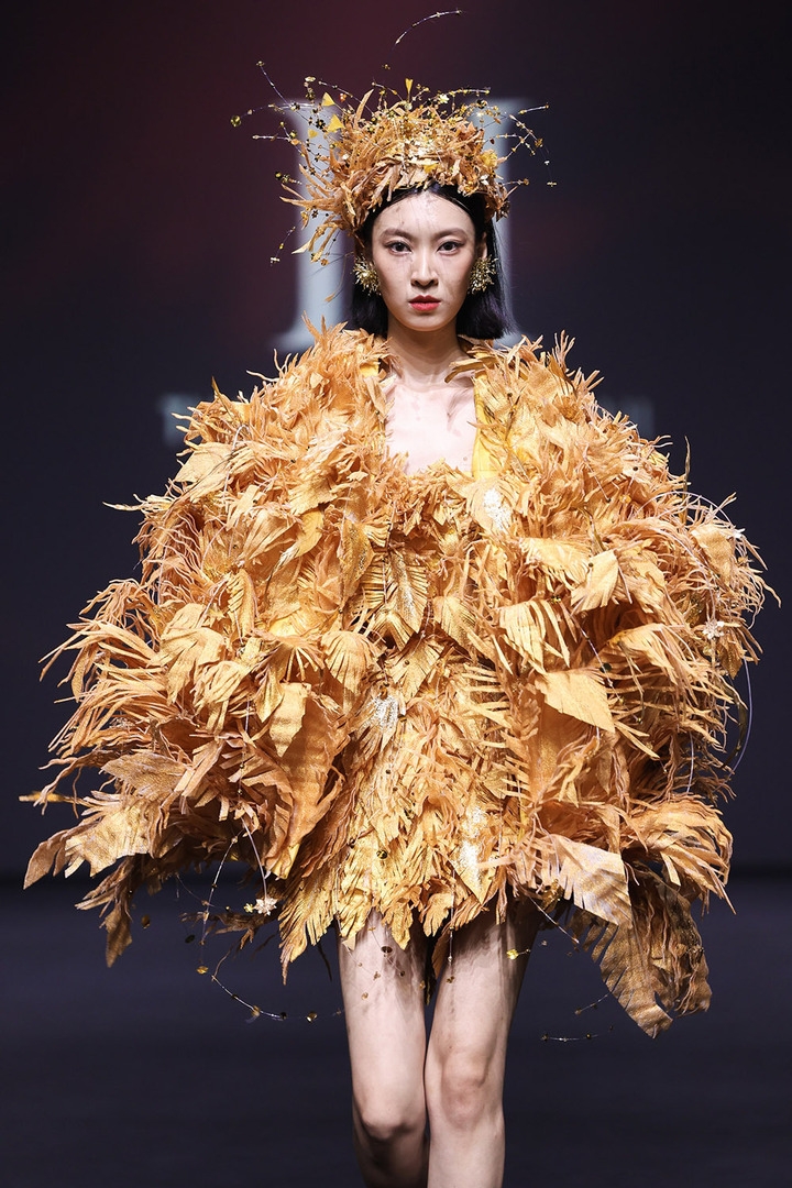 The designer skillfully brings traditional Vietnamese folk values ​​and advanced techniques into the collection to introduce traditional culture to international friends.