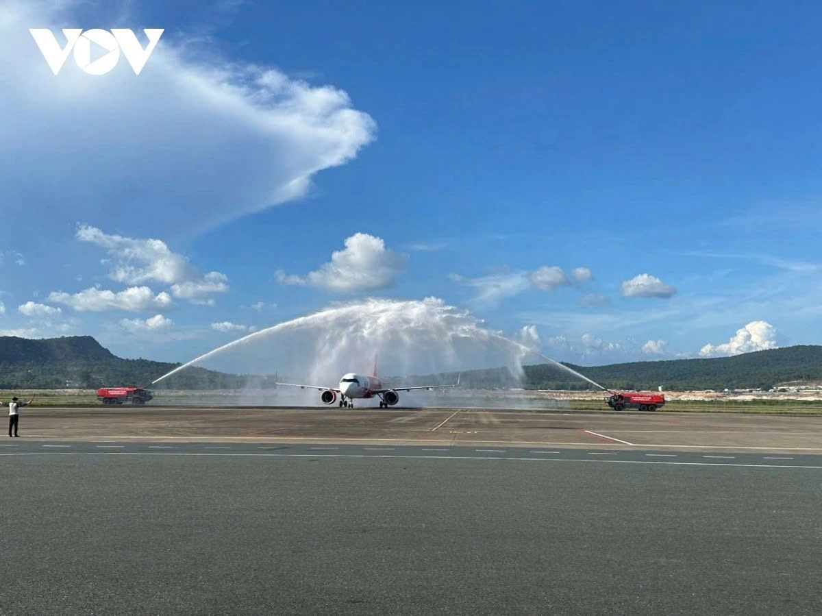Vietjet flight VJ3522 from Vladivostok, Russia, arrives at Phu Quoc International Airport