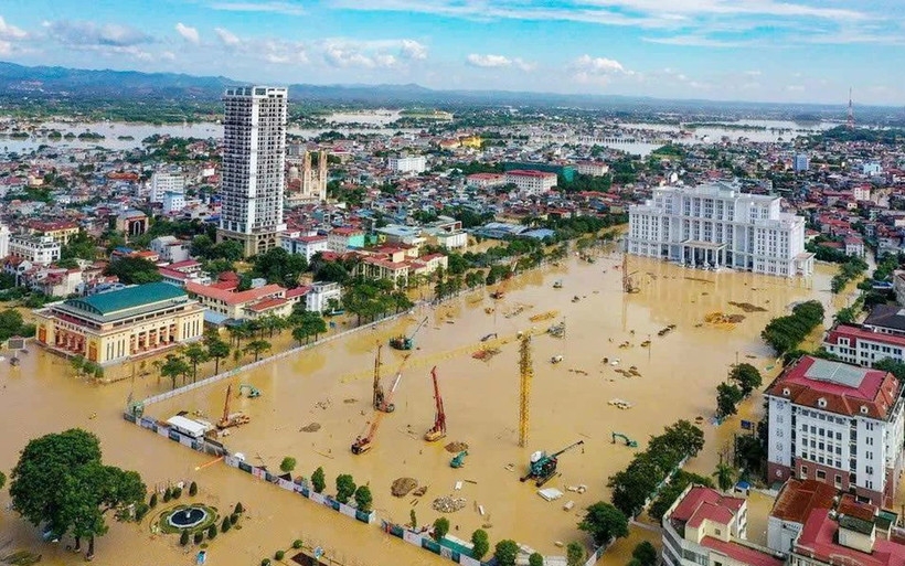 Downtown Thai Nguyen province submerged in floodwater