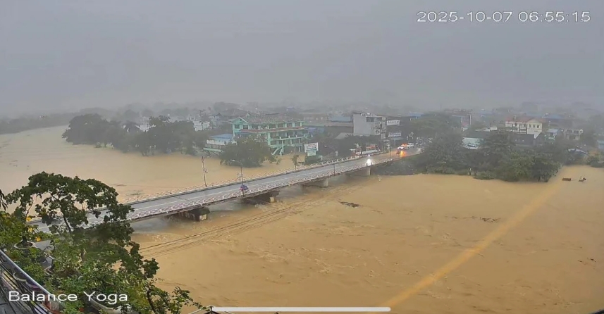 At 7 a.m. on October 7, severe flooding occurred along rivers and streams in northern Thai Nguyen province, with water levels rising above alert level 3.