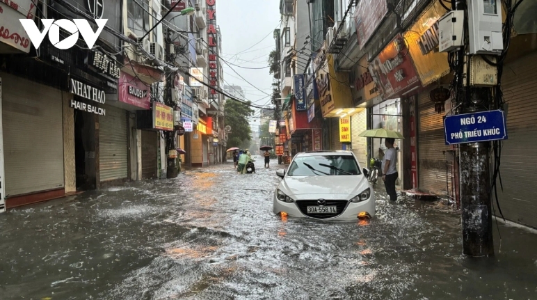 Meanwhile, due to the impact of Typhoon Matmoi's circulation, heavy rainfall has also hit Hanoi over the past hours, causing widespread flooding and turning several roads into rivers.