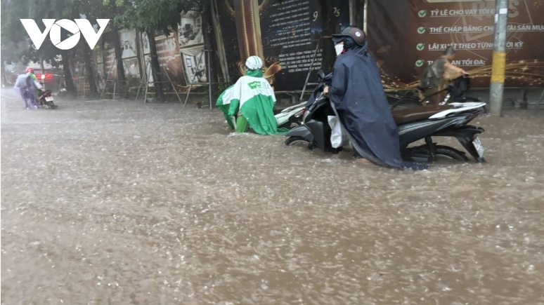 On several streets, including Le Van Luong, Nguyen Trai, Trieu Khuc, Nguyen Xien, and Vu Trong Khanh, water levels range from 50cm to 1m, with some areas experiencing flooding above 1m, VOV Online has learned.