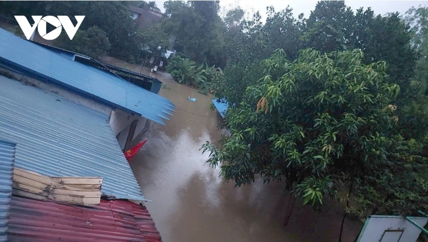 Do Thi Hoa, a resident of Phan Dinh Phung Ward, shares that the overnight rainfall from October 6 to the morning of October 7 has led to widespread flooding in low-lying areas across the city centre, with most parts of Phan Dinh Phung Ward submerged under water.