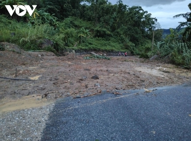 Thousands of cubic meters of soil, rocks, and trees have slid down the hillsides, blocking the road, while local authorities and relevant forces are coordinating with relevant units to install warning signs and urgently clear the debris to restore traffic as quickly as possible.