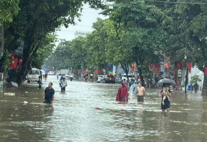Elsewhere, localized flooding also occurs on many streets in Tuyen Quang province, with water depths ranging from 0.5 to 1 meter, causing temporary traffic congestion in the affected areas. (Photo: nhandan.vn)