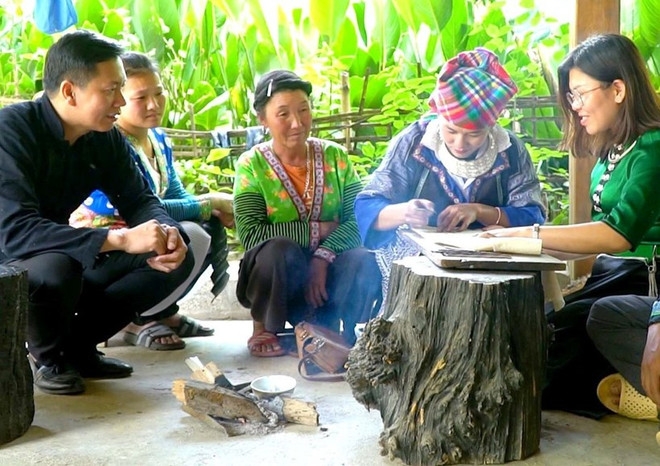 People are instructed about beeswax painting, one of the important stages of the traditional brocade weaving profession in the northern province of Lai Chau