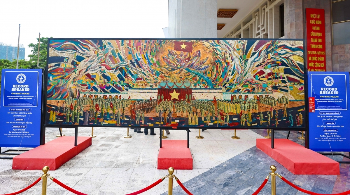 The lacquere painting "President Ho Chi Minh Proclaiming the Declaration of Independence"