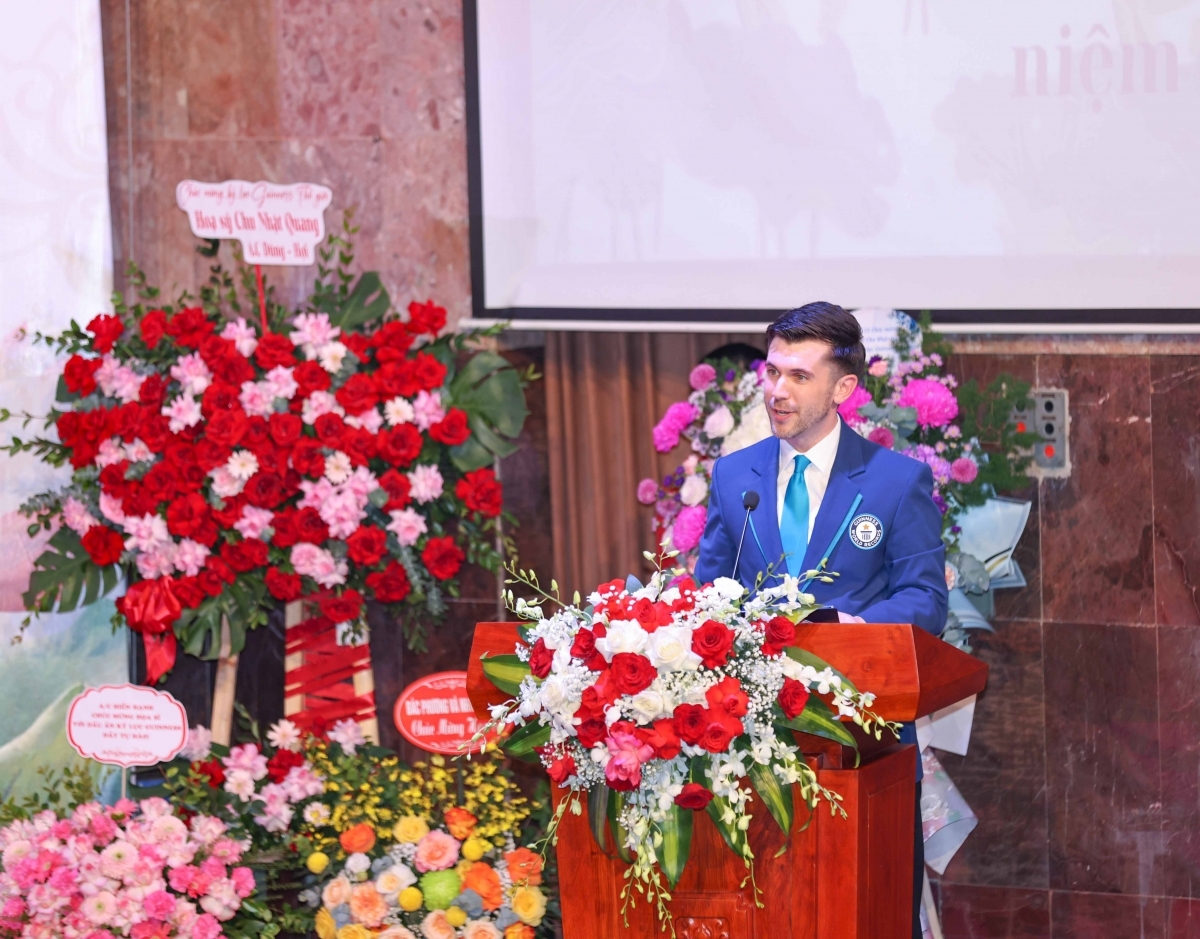 Austin Johnson, a representative of the World Records Union (WorldKings), speaks at the ceremony