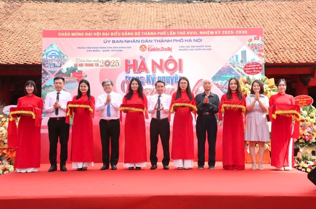 Jointly held by the Kinh te & Do thi (Economics and Urban) newspaper, the Hanoi Elderly Photographers Club and the Temple of Literature, the event is part of activities marking the 71st anniversary of the city’s Liberation Day (October 10).