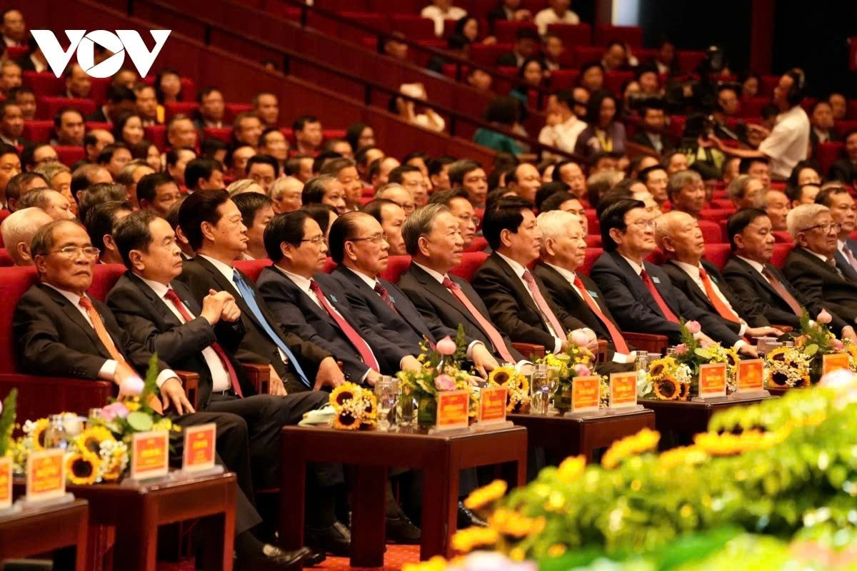 Top incumbent and former leaders of the Party and State attend the opening ceremony of the 18th Congress of the Hanoi Party Committee for the 2025–2030 term on October 16