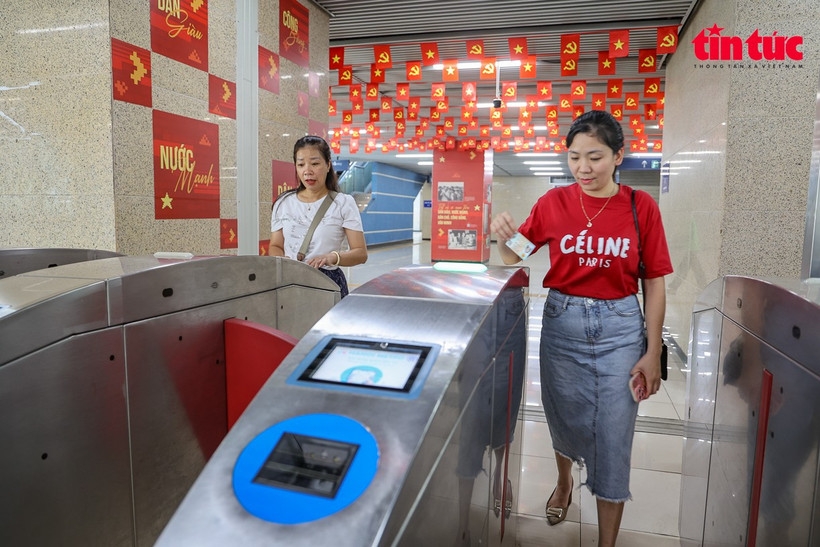Passengers use QR code to access metro train in Hanoi (Photo: VNA)