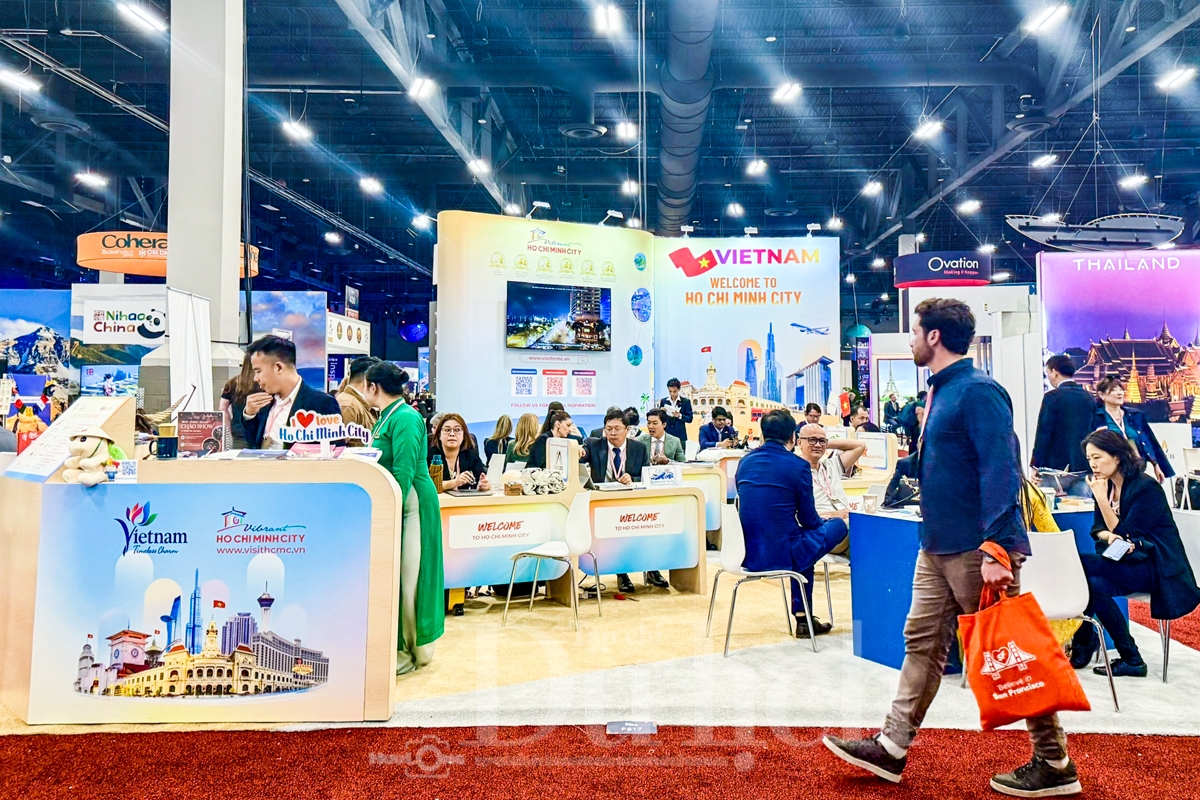 The HCM City tourism booth at IMEX America 2025 in Las Vegas attracts many international visitors. (Photo: tcdulichtphcm.vn)
