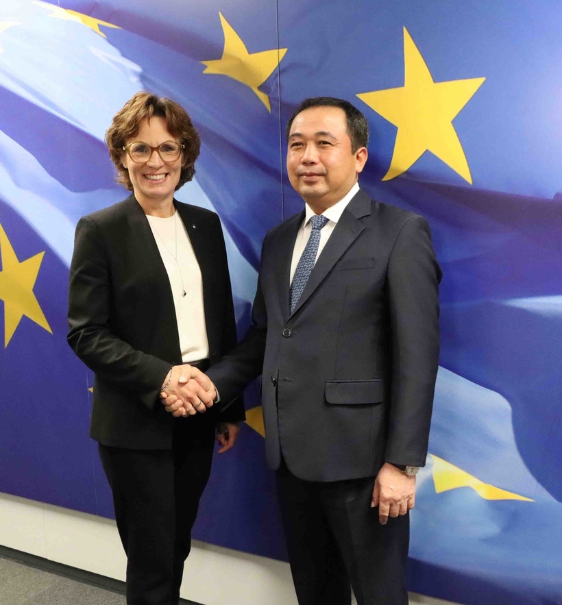 Acting Vietnamese Minister of Agriculture and Environment Tran Duc Thang (R) and European Commissioner for Environment, Water Resilience and a Competitive Circular Economy Jessica Raswall. (Photo: VNA)