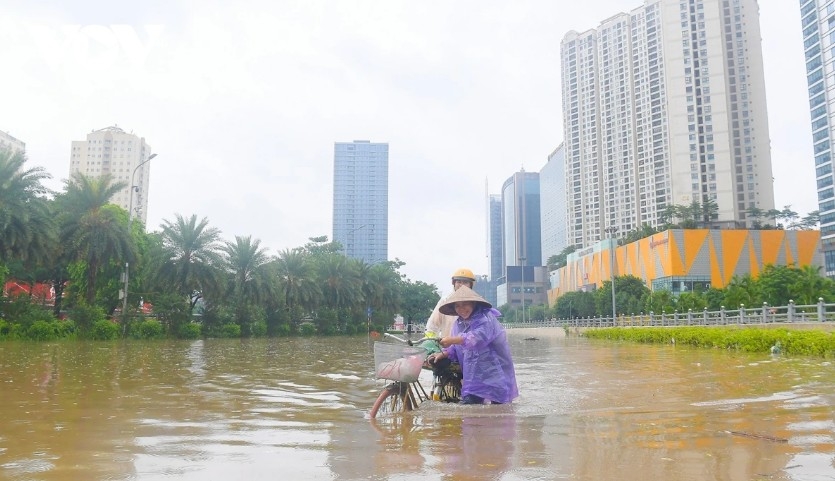 Heavy rain causes severe flooding on many streets across Hanoi on the morning of October 7