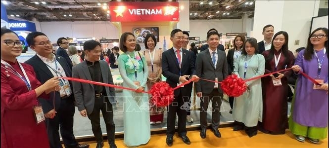 Vietnamese Ambassador to Singapore Tran Phuoc Anh and representatives from the Ho Chi Minh City Department of Tourism inaugurate the Vietnam – Ho Chi Minh City Tourism Pavilion at ITB Asia 2025.