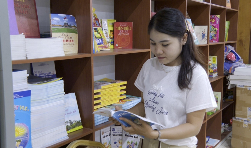 Thatdao Santhavai regards the bookcase as a valuable treasure trove of knowledge for Lao learners.