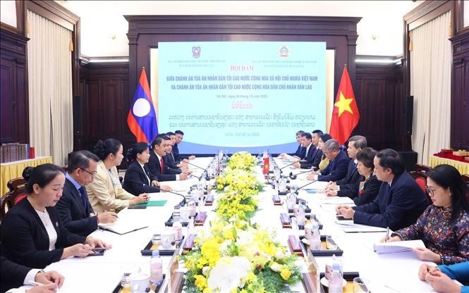 The talks between Chief Justice of the Supreme People’s Court of Vietnam Le Minh Tri and his Lao counterpart Viengthong Siphandon in Hanoi on October 28, 2025.