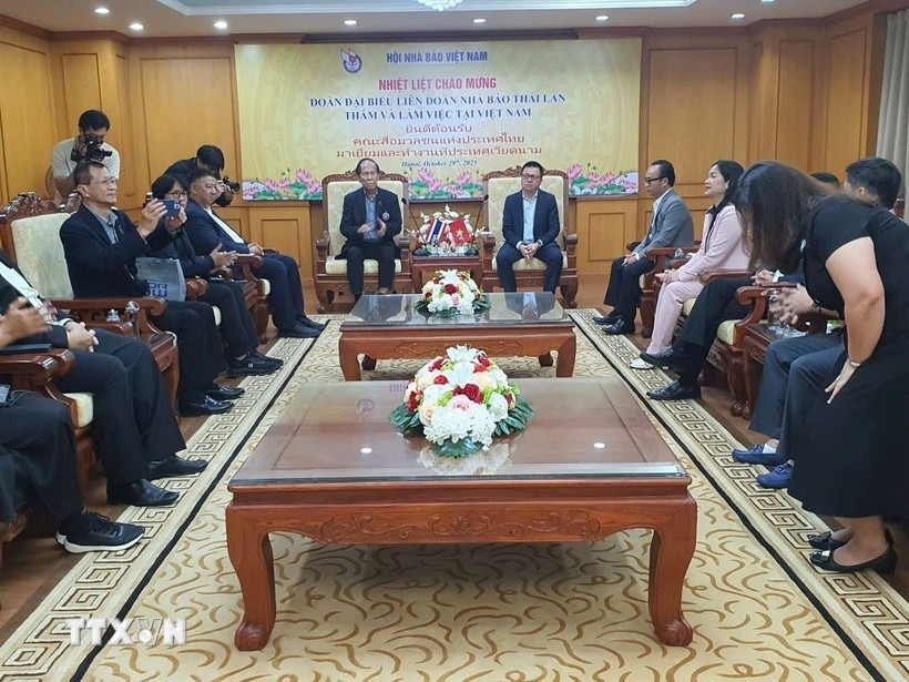 Le Quoc Minh (right), Editor-in-Chief of Nhan Dan Newspaper and Chairman of the Vietnam Journalists Association, receives and holds talks with a delegation from the Thai Journalists Association.