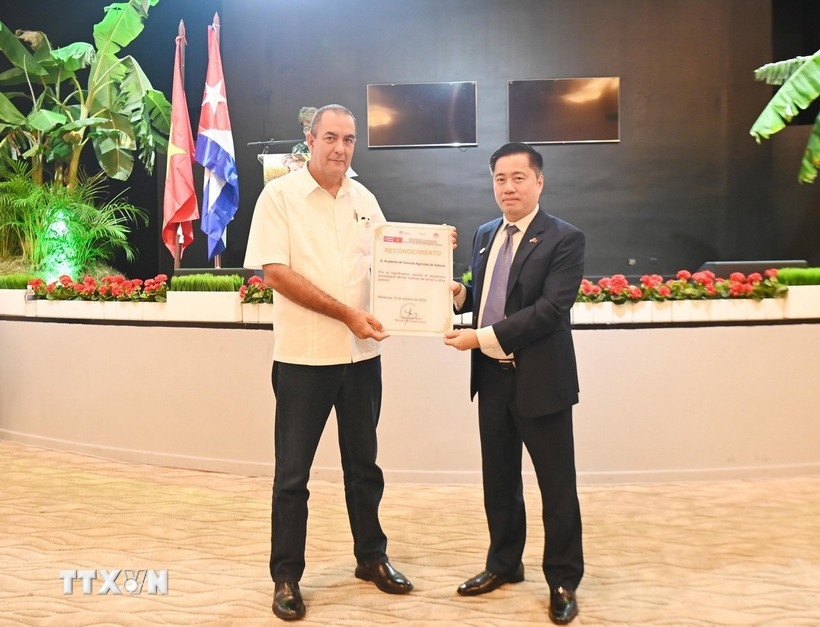 Cuba’s Minister of Agriculture Ydael Perez Brito (L) presents certificates of merit to a group of Vietnamese experts and engineers, along with the Vietnam Academy of Agricultural Sciences, in recognition of their significant contributions to Vietnam–Cuba rice production cooperation.