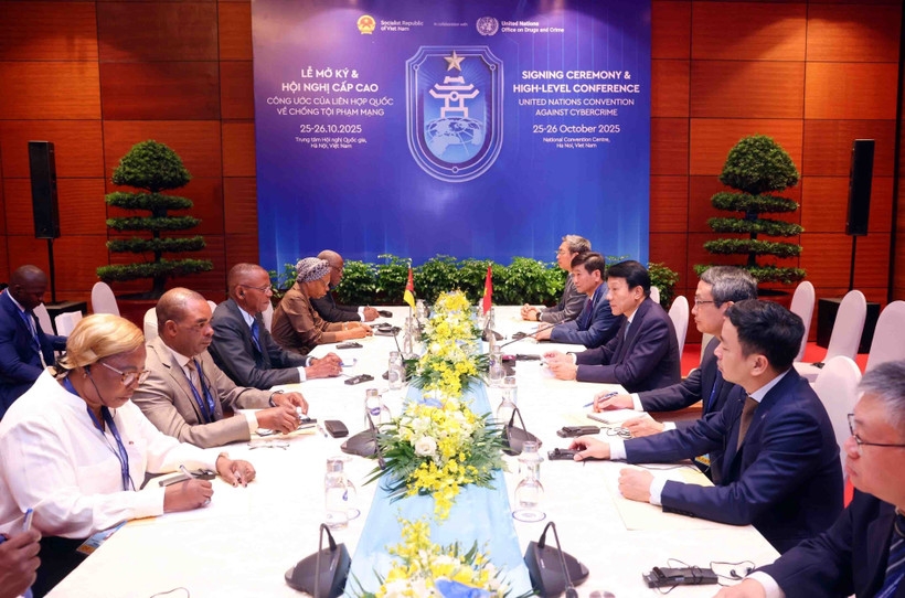 At the meeting between Minister of Public Security General Luong Tam Quang and Mozambican Minister of Interior Paulo Chachine in Hanoi on October 26 (Photo: VNA)