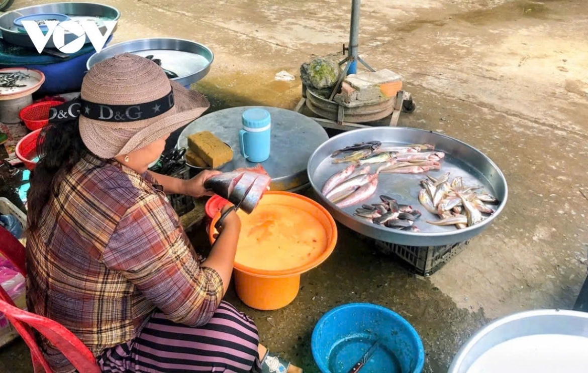 Various kinds of fishes are on sale.