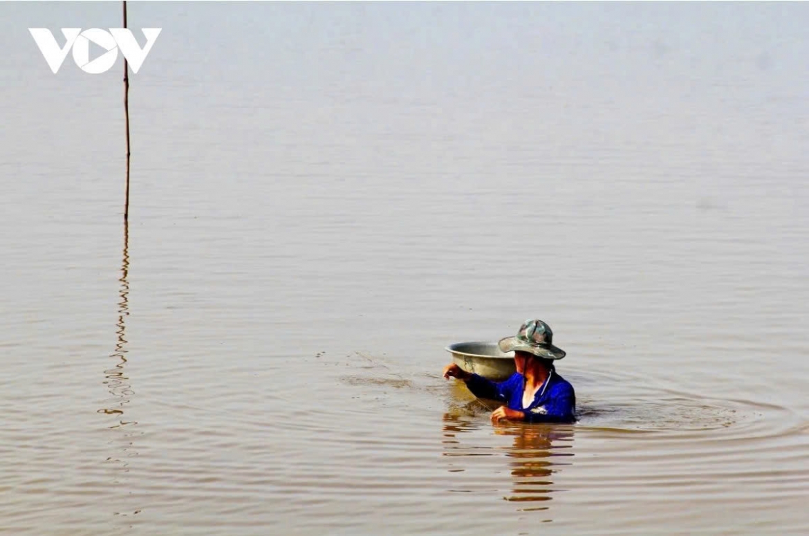 The floating season only occurs once a year as it gives a valuable opportunity for local people to make a living.