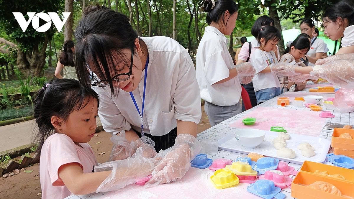 Volunteers guide children in making mooncakes (both baked and glutinous rice varieties)