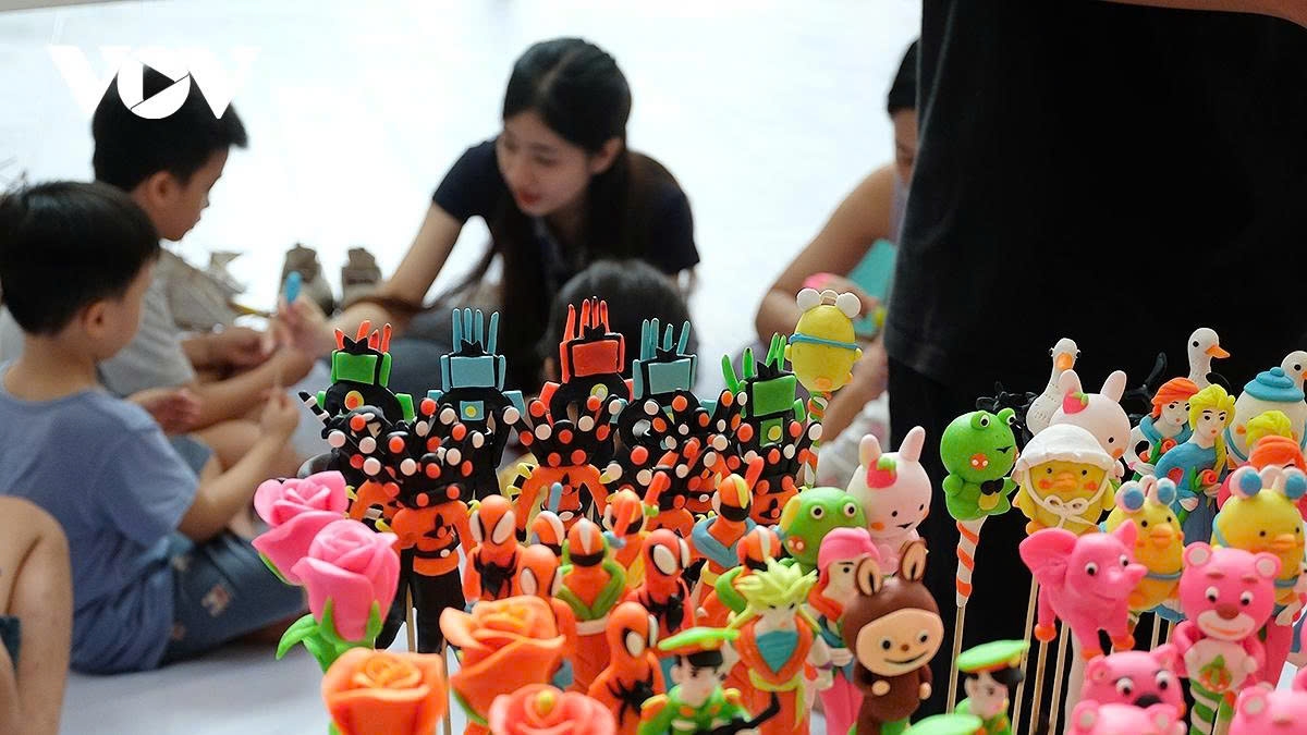 Children guided to make tò he figurines from glutinous rice dough