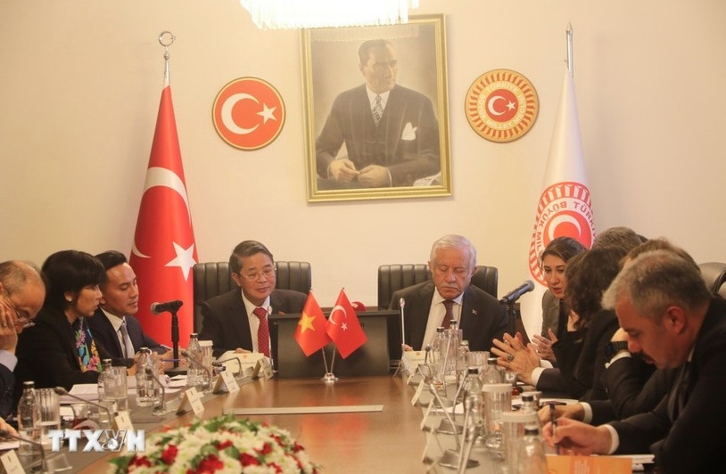 NA Vice Chairman Nguyen Duc Hai holds talks with Deputy Speaker of the Turkish Parliament Celal Adan
