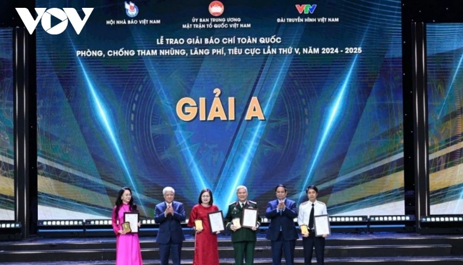 The entries submitted to the 5th Awards are assessed as being closely aligned with the theme, criteria, and regulations of the competition. In particular, the journalistic works comprehensively and promptly reflect the Party and the State’s efforts in the fight against corruption, wastefulness, and negative phenomena, following the consistent principle of persistence, continuity, and having no restricted areas or exceptions. (In the photo: Prime Minister Pham Minh Chinh and President of the Vietnam Fatherland Front Central Committee Do Van Chien present first prizes to the winning author and author groups.)