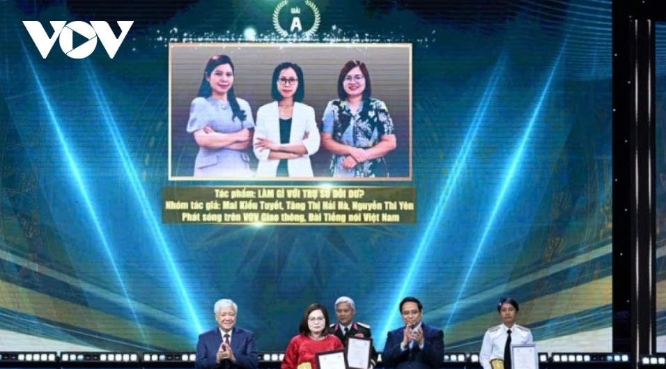 The work “What to do with redundant headquarters?” by authors Mai Kieu Tuyet, Tang Thi Hai Ha, and Nguyen Thi Yen, broadcast on VOV Traffic Information chanel, is honored with the first prize.
