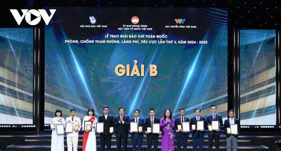 Politburo member, Secretary of the Party Central Committee, Head of the Party Central Committee’s Commission for Internal Affairs, and Standing Deputy Head of the Central Steering Committee on Anti-Corruption, Wastefulness and Negative Phenomena Phan Dinh Trac, together with Party Central Committee member and Vice State President Vo Thi Anh Xuan, present second prizes to the winning authors and author groups.