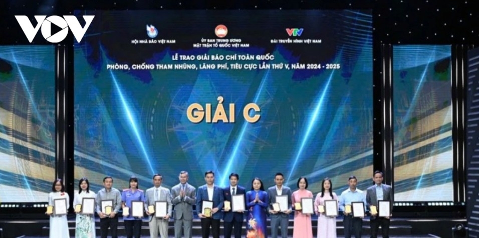 Party Central Committee member, Vice President and Secretary-General of the Vietnam Fatherland Front Central Committee Nguyen Thi Thu Ha, and Party Central Committee member and State Auditor General Ngo Van Tuan present third prizes to the winning authors and author groups.