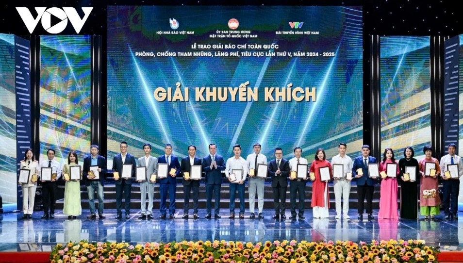 Party Central Committee member, Vice President of the Vietnam Fatherland Front Central Committee, and President of the Vietnam General Confederation of Labour Nguyen Dinh Khang, together with Party Central Committee member, Deputy Head of the Party Central Committee’s Commission for Information and Education and Commission for Mass Mobilization, Editor-in-Chief of Nhan Dan (People) Newspaper, and President of the Vietnam Journalists Association Le Quoc Minh, present consolation prizes to the winning authors and author groups.