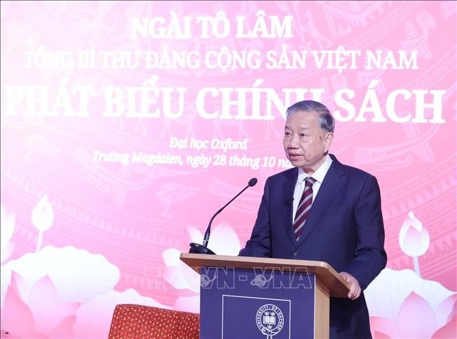 Party General Secretary To Lam delivers a policy address to professors, lecturers, researchers, students and friends of Vietnam at the University of Oxford on the afternoon of October 28 (Photo: VNA)