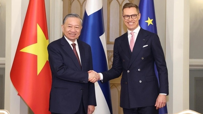 Party General Secretary To Lam and Finnish President Alexander Stubb after witnessing the signing of cooperation documents (Photo: VNA)