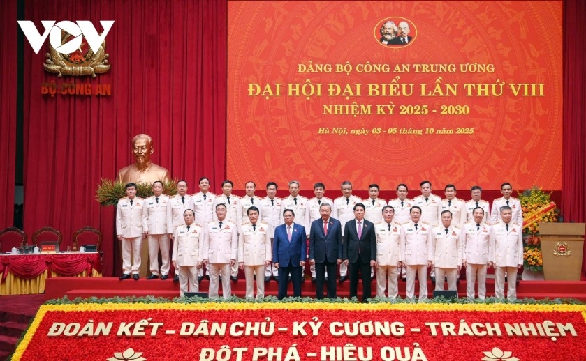 Party General Secretary To Lam poses for a group photo with delegates