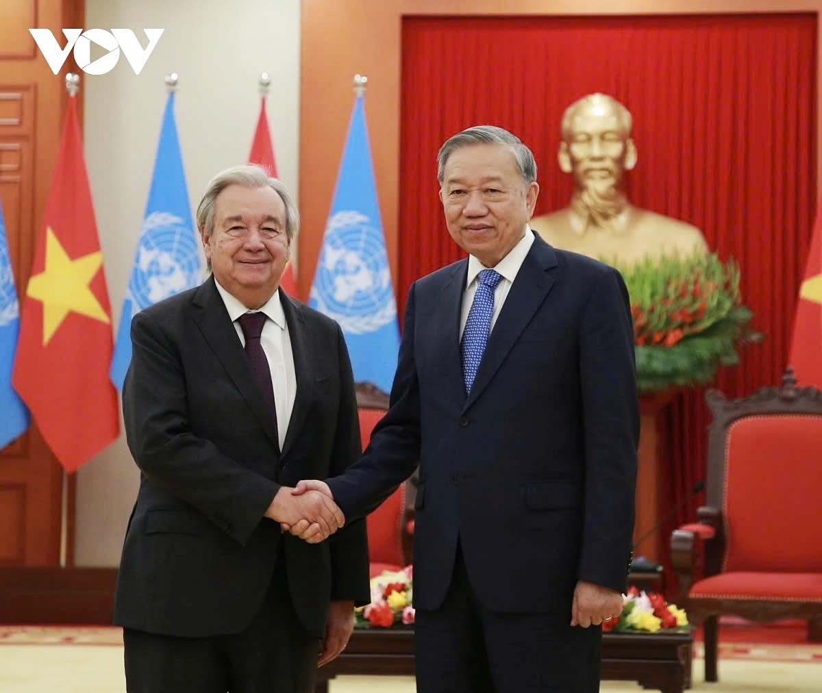 Vietnamese Party General Secretary To Lam (R) and UN Secretary General Antonio Guterres, during their meeting in Hanoi on October 25