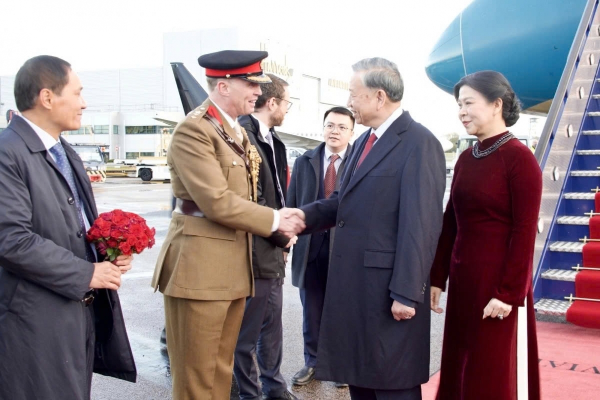 Party General Secretary To Lam and his spouse Ngo Phuong Ly, along with a high-level Vietnamese delegation, arrive in London on October 28 morning (local time), starting their three-day official visit to the UK at the invitation of Prime Minister Keir Starmer.