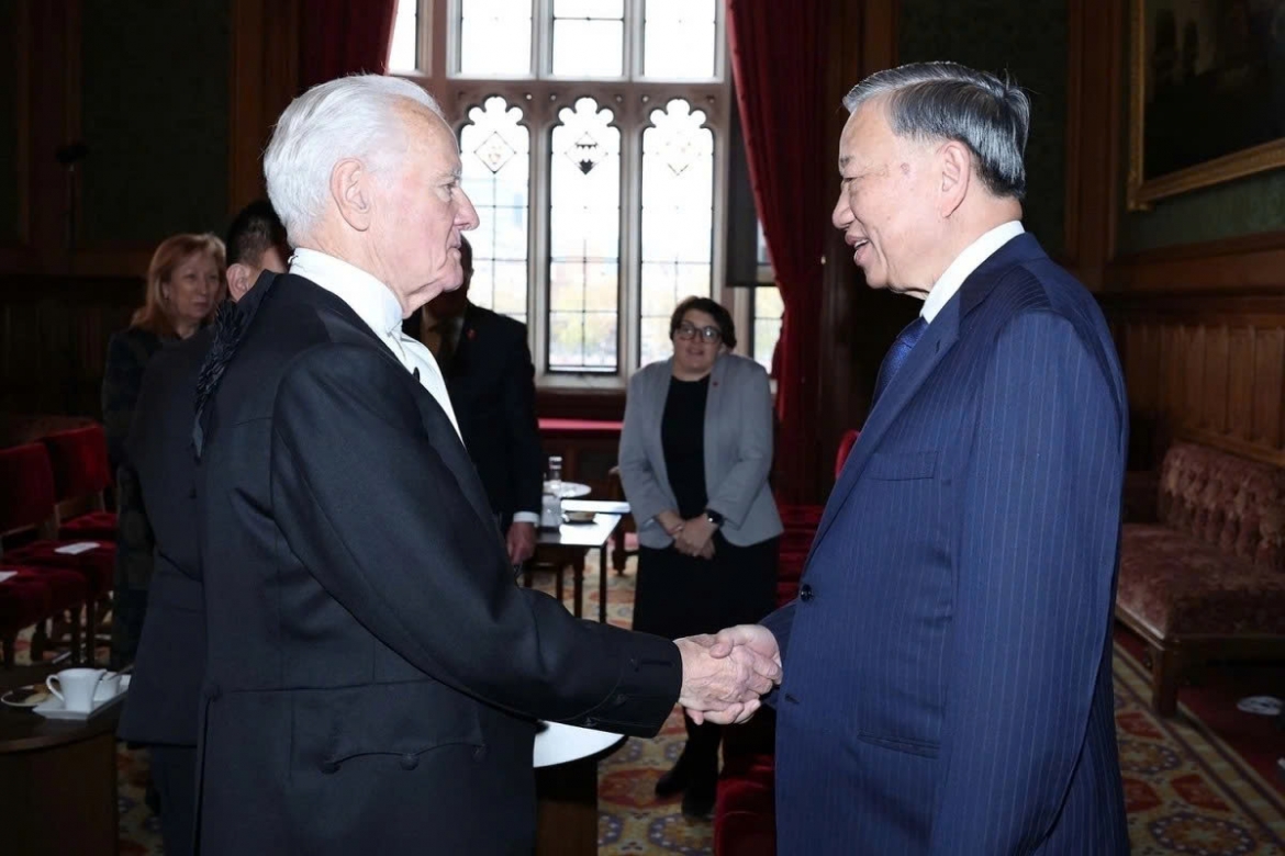 At a meeting with Speaker of the UK House of Lords John McFall in London on October 29, Vietnamese Party chief proposes that the House of Lords continue to support the expansion of cooperation between the two parliaments, governments, and the two countries' localities, particularly in fields where the UK has strengths such as finance, science and technology, education and training, security and defence, and climate change response. (Photo: VNA)