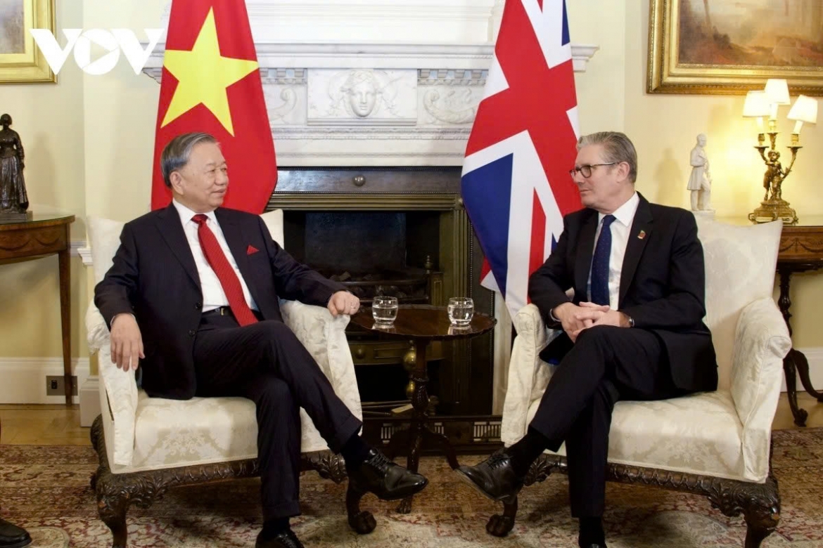 PM Starmer expresses his desire to work with Vietnam to advance the comprehensive development of bilateral relations, especially within the frameworks of the UK–Vietnam Free Trade Agreement (UKVFTA) and the Comprehensive and Progressive Agreement for Trans-Pacific Partnership (CPTPP). At the end of the talks, the two leaders issue a Joint declaration on the elevation of Vietnam-UK relations to Comprehensive Strategic Partnership.