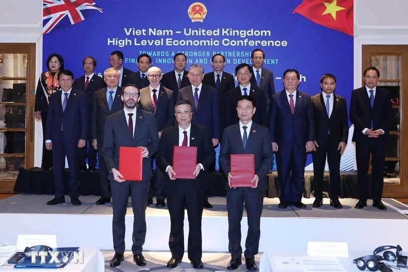 Party leader To Lam and his entourage on the morning of October 30 witness the exchange of several cooperation agreements between ministries, agencies, localities, and leading corporations at the Vietnam–UK High-Level Economic Conference. (Photo: VNA)