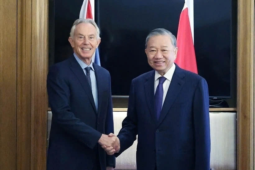The Tony Blair Institute is willing to assist Vietnam in steering clear of the middle-income trap, and act as a bridge linking big companies with investment opportunities in Vietnam’s science and technology sector, former British Prime Minister Tony Blair, who is now Executive Chairman of the Tony Blair Institute, stresses at a meeting with Party chief To Lam on October 30. (Photo: VNA)